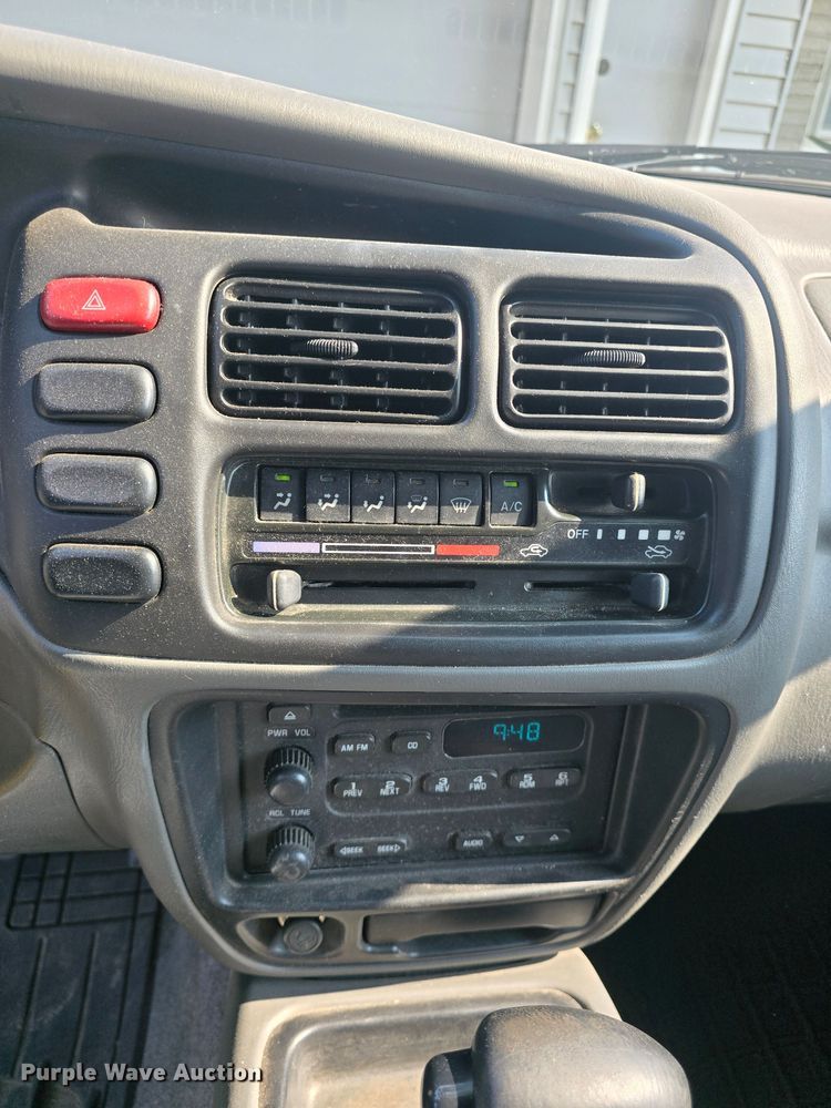 image for item DQ4389 2002 Suzuki Vitara SUV