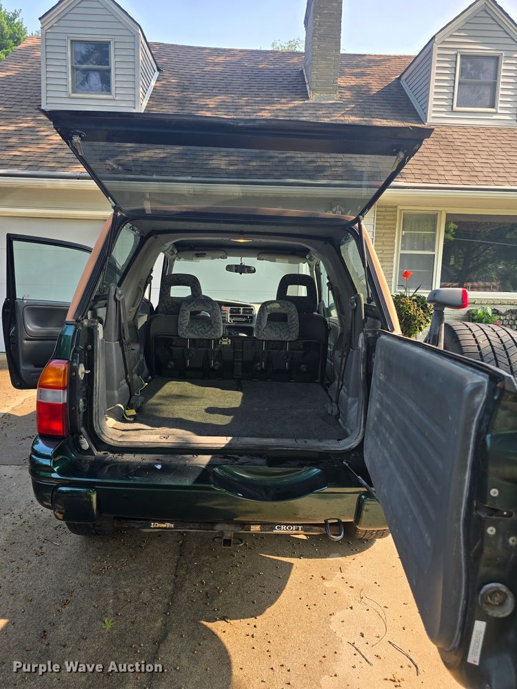 image for item DQ4389 2002 Suzuki Vitara SUV