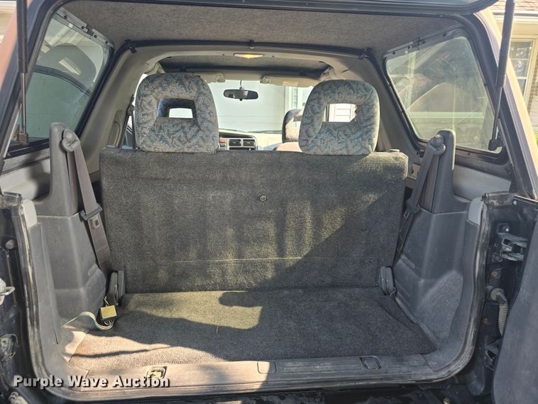 image for item DQ4389 2002 Suzuki Vitara SUV