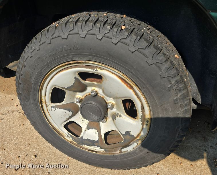 image for item DQ4389 2002 Suzuki Vitara SUV