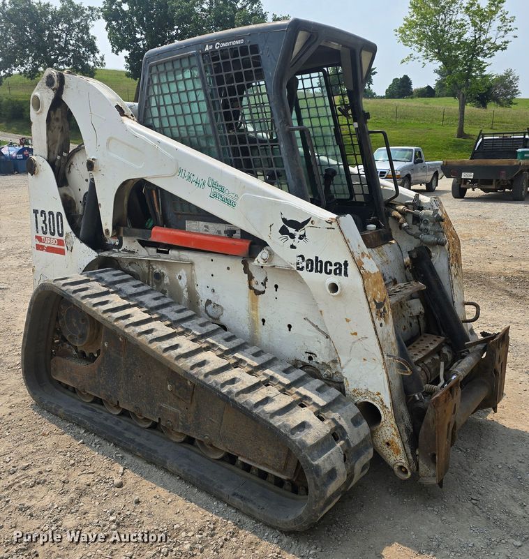 image for item DQ4485 2003 Bobcat T300 skid steer loader