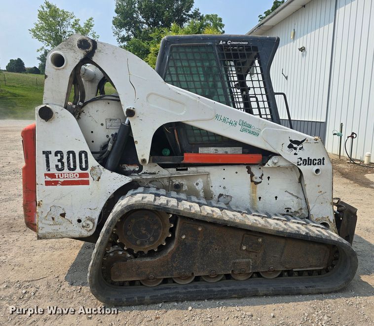 image for item DQ4485 2003 Bobcat T300 skid steer loader