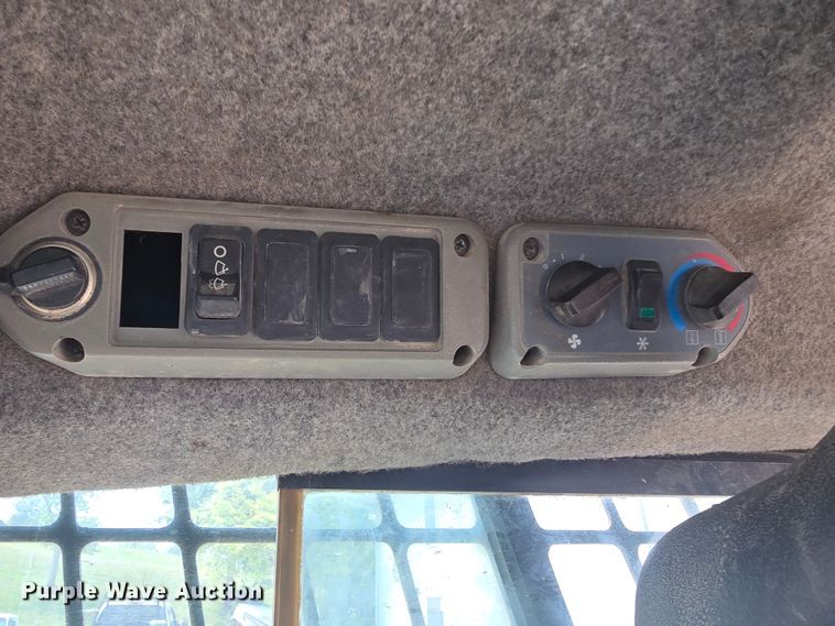 image for item DQ4485 2003 Bobcat T300 skid steer loader