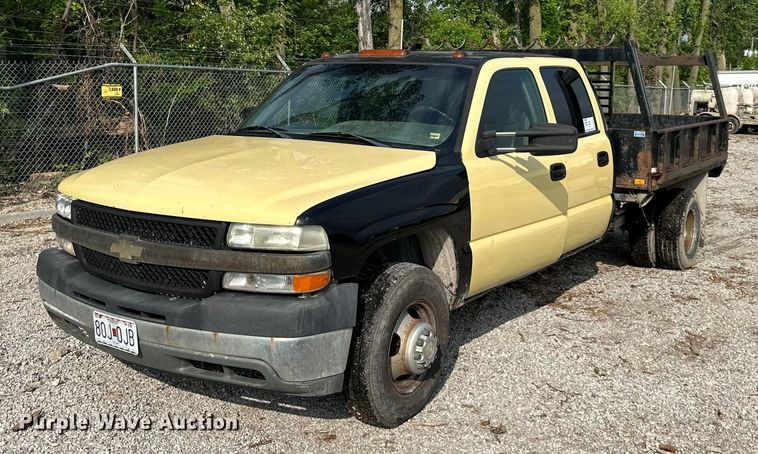 image for item DS4165 2003 Chevrolet  Silverado 3500 Crew Cab flatbed pickup truck