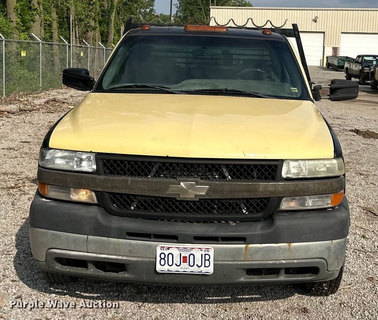image for item DS4165 2003 Chevrolet  Silverado 3500 Crew Cab flatbed pickup truck