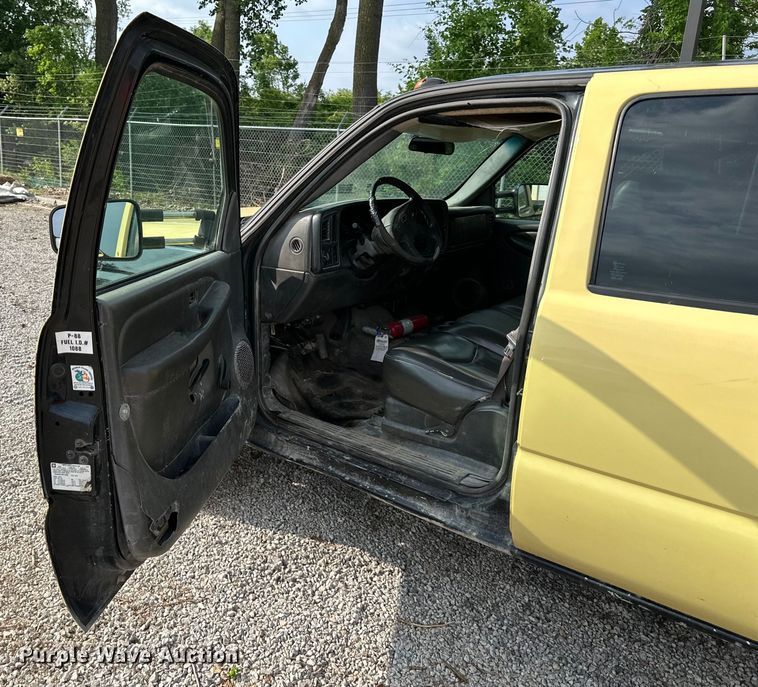 image for item DS4165 2003 Chevrolet  Silverado 3500 Crew Cab flatbed pickup truck