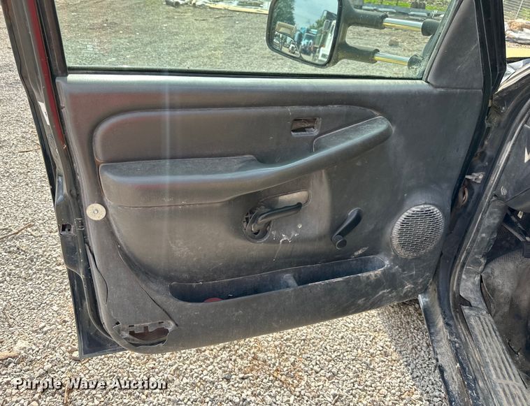 image for item DS4165 2003 Chevrolet  Silverado 3500 Crew Cab flatbed pickup truck