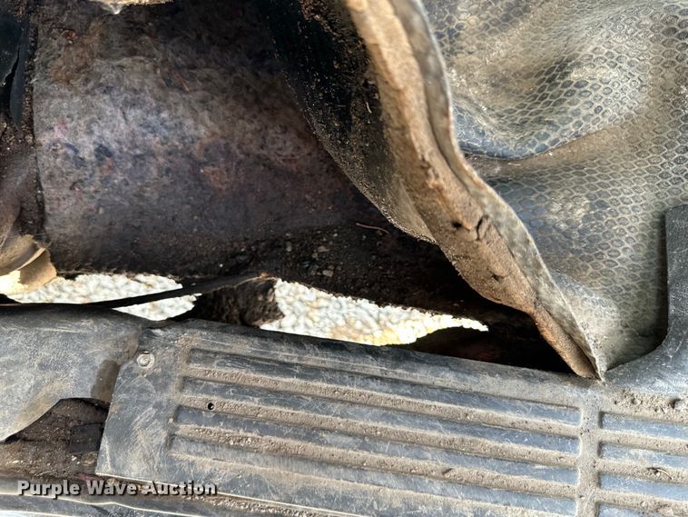 image for item DS4165 2003 Chevrolet  Silverado 3500 Crew Cab flatbed pickup truck