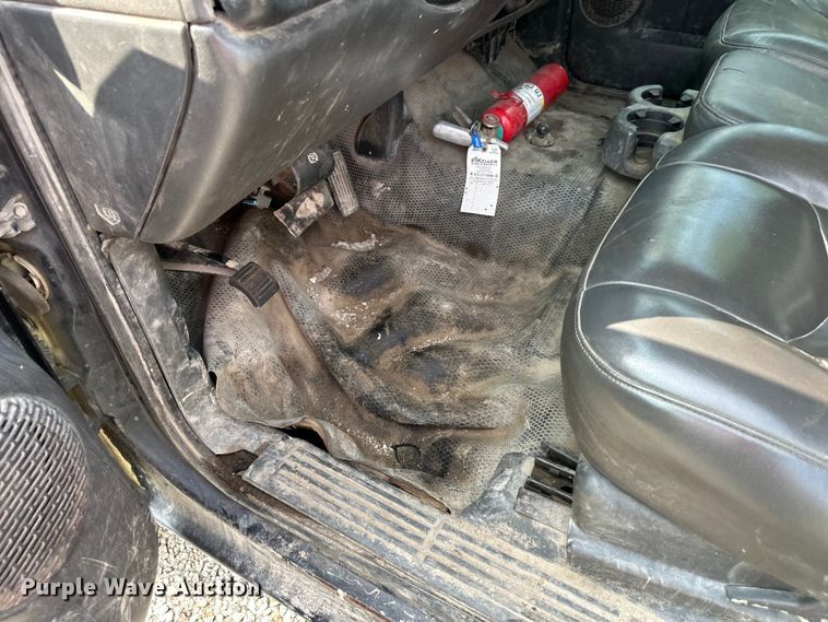 image for item DS4165 2003 Chevrolet  Silverado 3500 Crew Cab flatbed pickup truck