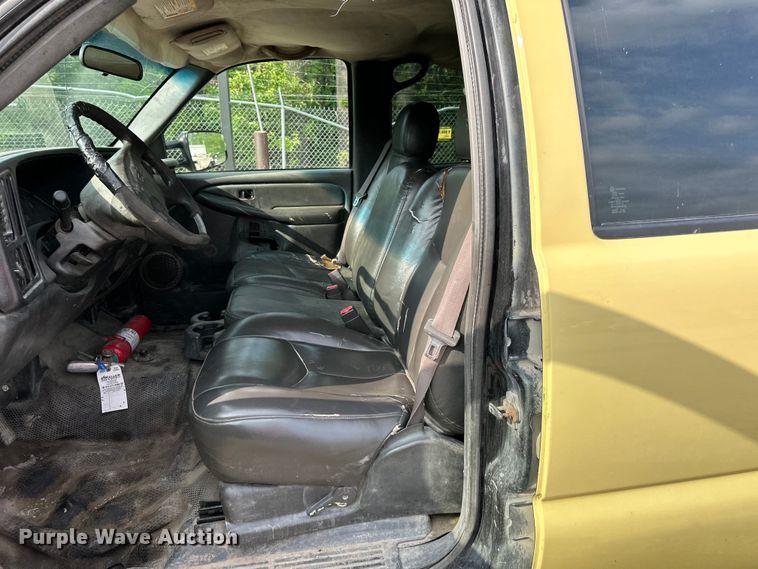 image for item DS4165 2003 Chevrolet  Silverado 3500 Crew Cab flatbed pickup truck