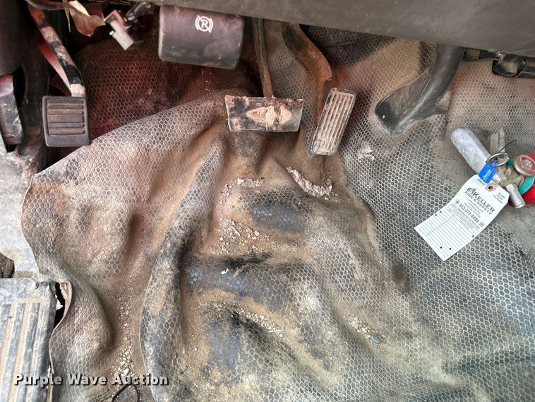 image for item DS4165 2003 Chevrolet  Silverado 3500 Crew Cab flatbed pickup truck