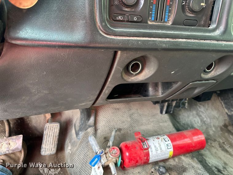 image for item DS4165 2003 Chevrolet  Silverado 3500 Crew Cab flatbed pickup truck