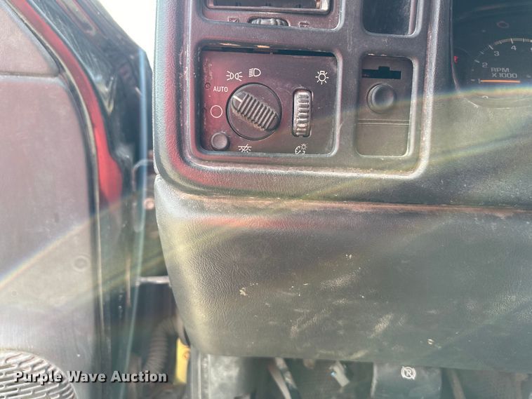 image for item DS4165 2003 Chevrolet  Silverado 3500 Crew Cab flatbed pickup truck