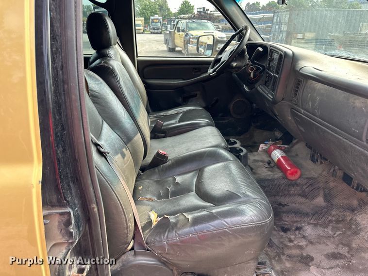 image for item DS4165 2003 Chevrolet  Silverado 3500 Crew Cab flatbed pickup truck