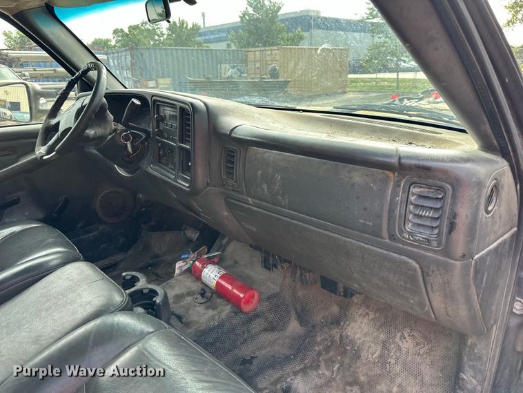 image for item DS4165 2003 Chevrolet  Silverado 3500 Crew Cab flatbed pickup truck