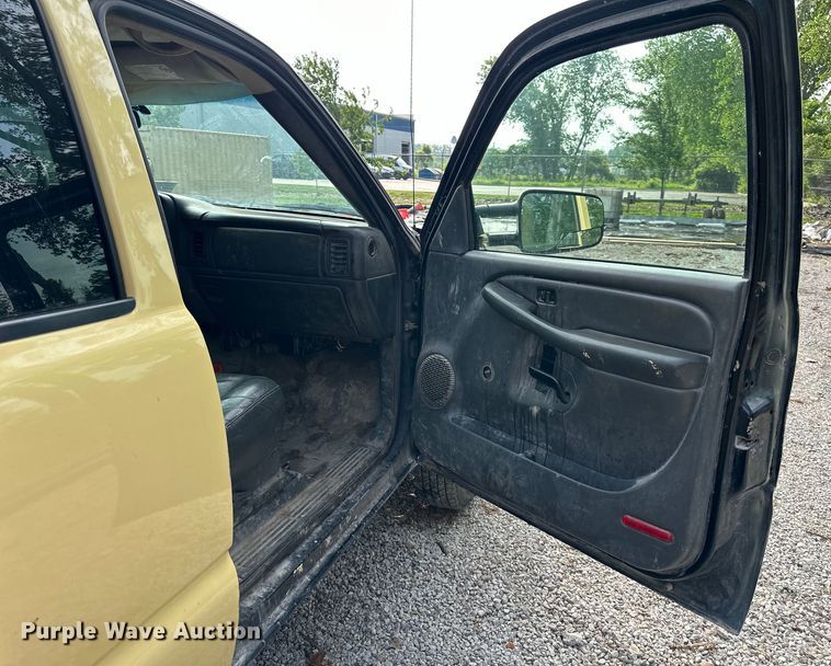 image for item DS4165 2003 Chevrolet  Silverado 3500 Crew Cab flatbed pickup truck