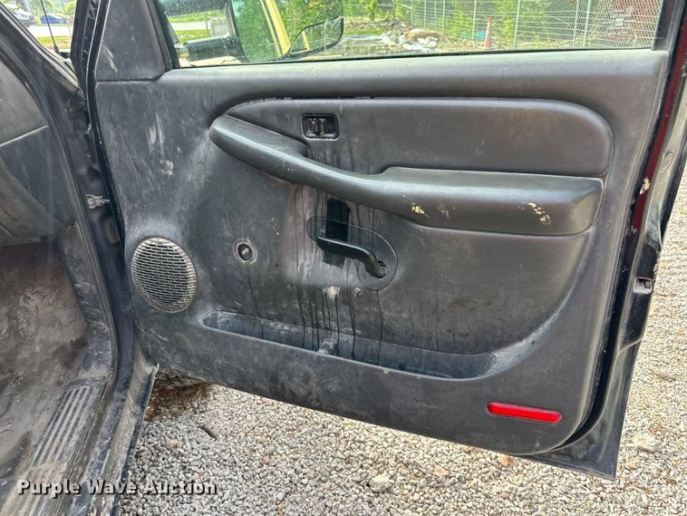 image for item DS4165 2003 Chevrolet  Silverado 3500 Crew Cab flatbed pickup truck