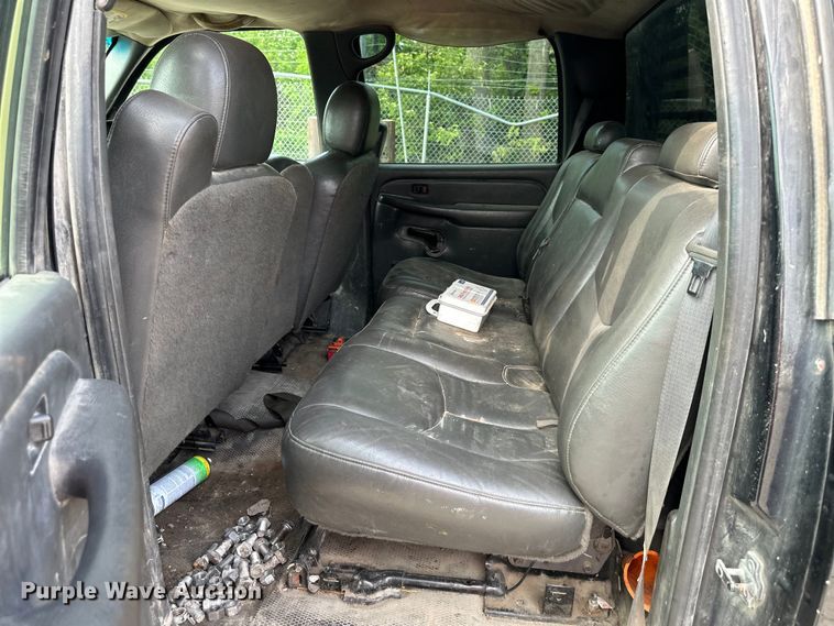 image for item DS4165 2003 Chevrolet  Silverado 3500 Crew Cab flatbed pickup truck