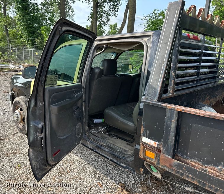 image for item DS4165 2003 Chevrolet  Silverado 3500 Crew Cab flatbed pickup truck