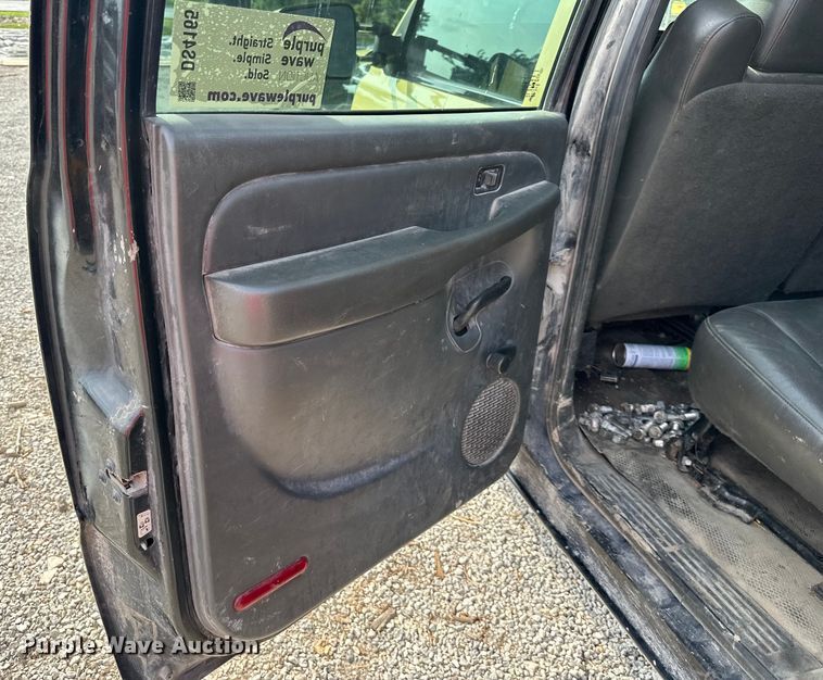 image for item DS4165 2003 Chevrolet  Silverado 3500 Crew Cab flatbed pickup truck