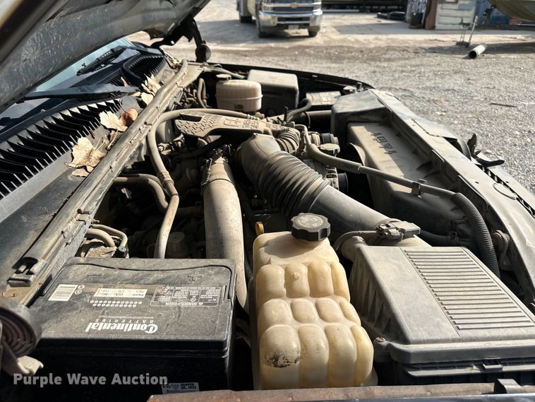 image for item DS4165 2003 Chevrolet  Silverado 3500 Crew Cab flatbed pickup truck