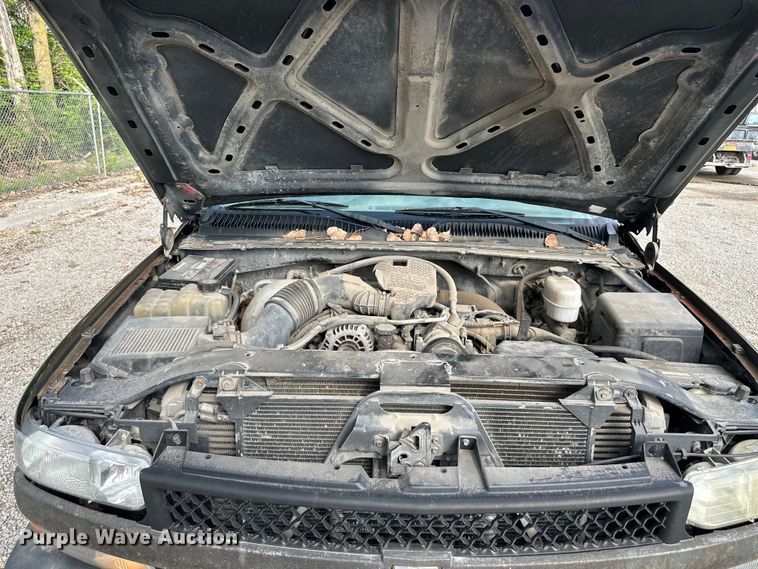 image for item DS4165 2003 Chevrolet  Silverado 3500 Crew Cab flatbed pickup truck