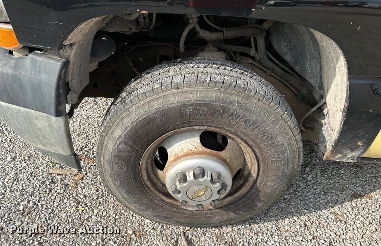 image for item DS4165 2003 Chevrolet  Silverado 3500 Crew Cab flatbed pickup truck