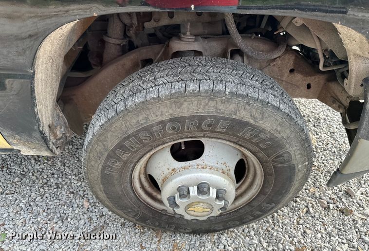 image for item DS4165 2003 Chevrolet  Silverado 3500 Crew Cab flatbed pickup truck