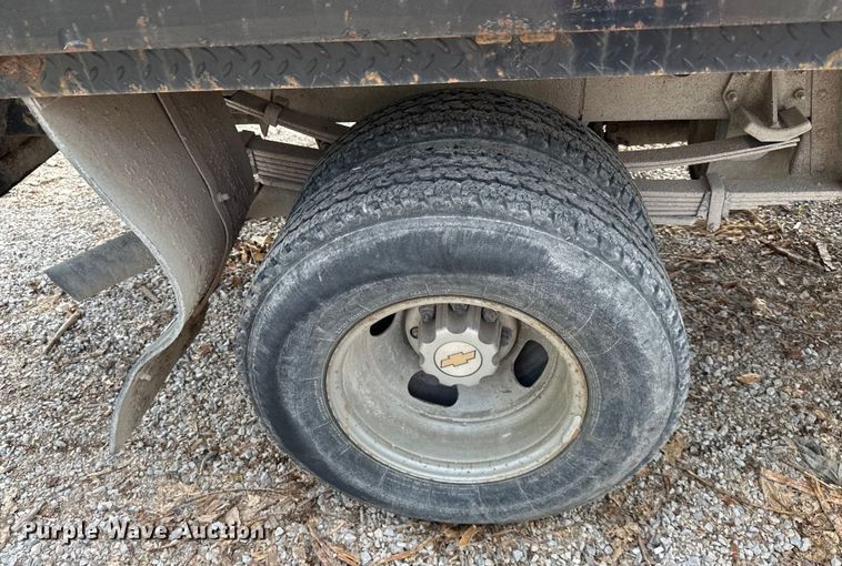 image for item DS4165 2003 Chevrolet  Silverado 3500 Crew Cab flatbed pickup truck