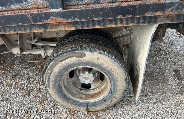 image for item DS4165 2003 Chevrolet  Silverado 3500 Crew Cab flatbed pickup truck