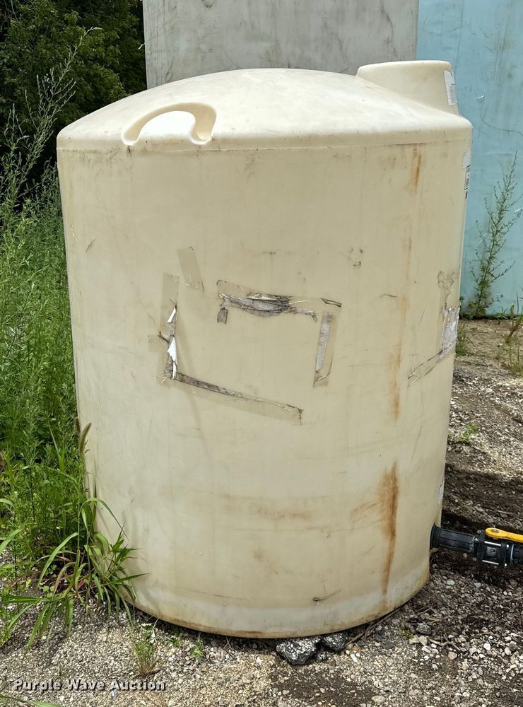 image for item DV5846 (2) poly tanks 