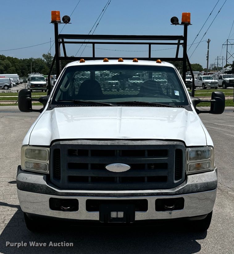 image for item DX0962 2007 Ford F350 Super Duty XL flatbed pickup truck