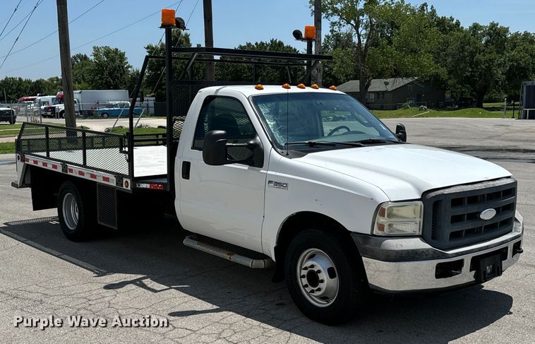image for item DX0962 2007 Ford F350 Super Duty XL flatbed pickup truck