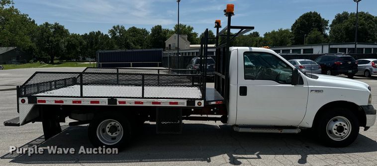 image for item DX0962 2007 Ford F350 Super Duty XL flatbed pickup truck