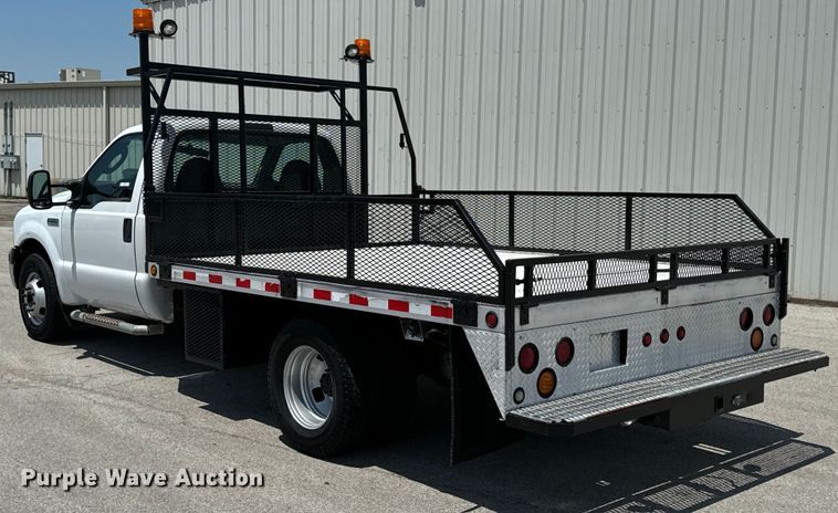 image for item DX0962 2007 Ford F350 Super Duty XL flatbed pickup truck