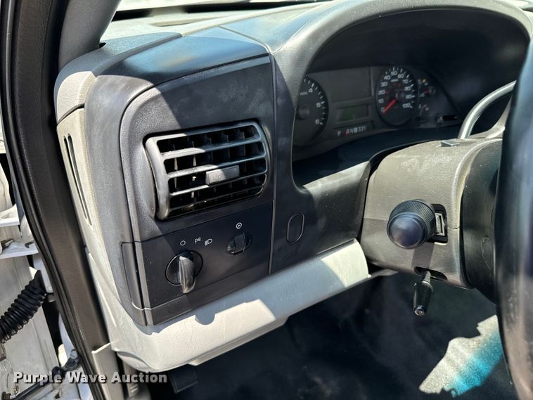 image for item DX0962 2007 Ford F350 Super Duty XL flatbed pickup truck