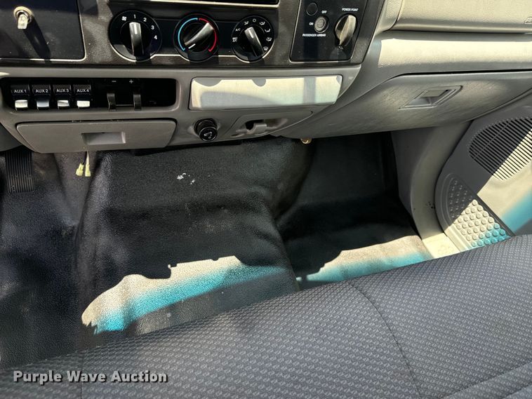 image for item DX0962 2007 Ford F350 Super Duty XL flatbed pickup truck