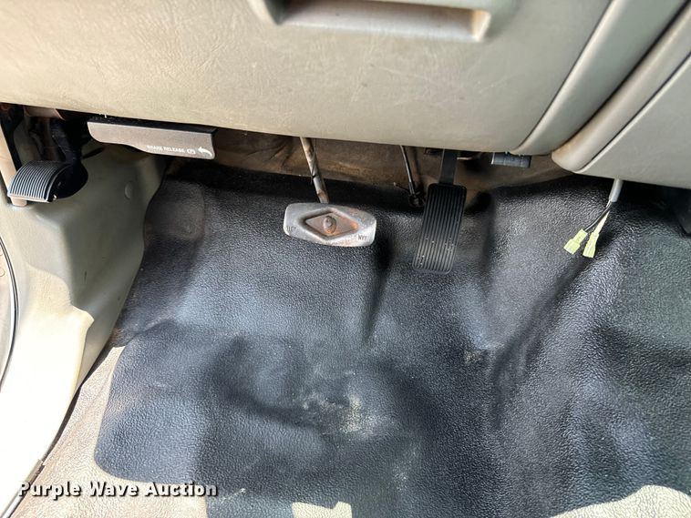 image for item DX0962 2007 Ford F350 Super Duty XL flatbed pickup truck