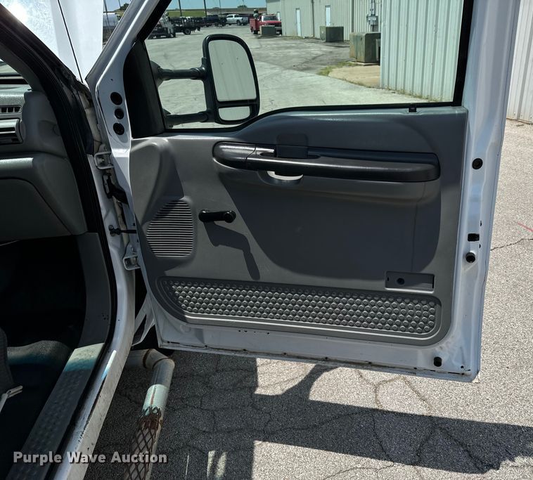 image for item DX0962 2007 Ford F350 Super Duty XL flatbed pickup truck