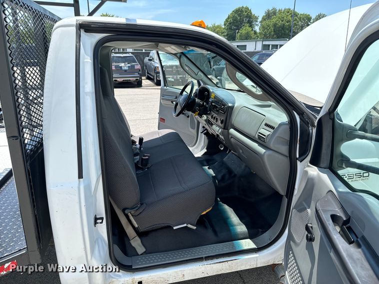 image for item DX0962 2007 Ford F350 Super Duty XL flatbed pickup truck