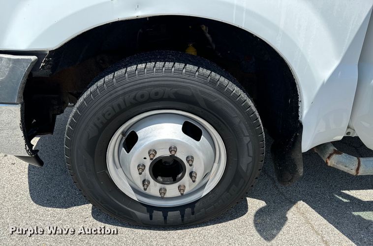 image for item DX0962 2007 Ford F350 Super Duty XL flatbed pickup truck