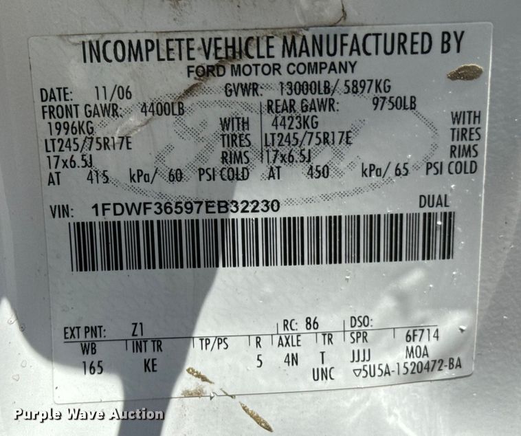 image for item DX0962 2007 Ford F350 Super Duty XL flatbed pickup truck