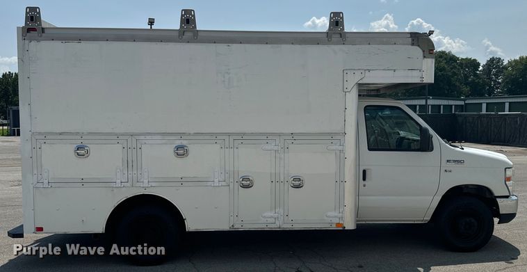 image for item DX1008 2016 Ford ECONOLINE box truck