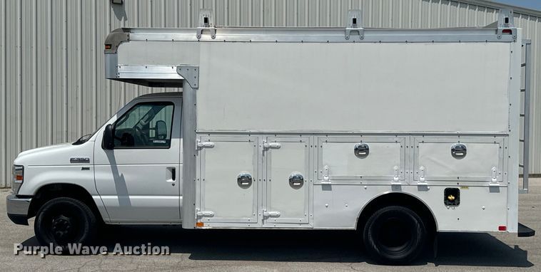 image for item DX1008 2016 Ford ECONOLINE box truck