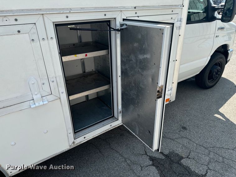 image for item DX1008 2016 Ford ECONOLINE box truck