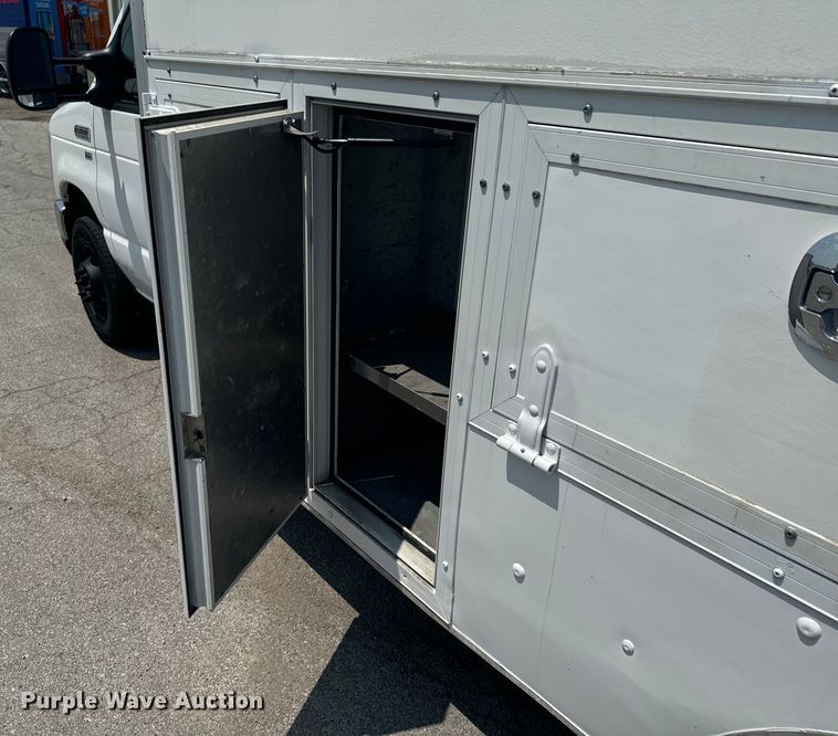 image for item DX1008 2016 Ford ECONOLINE box truck