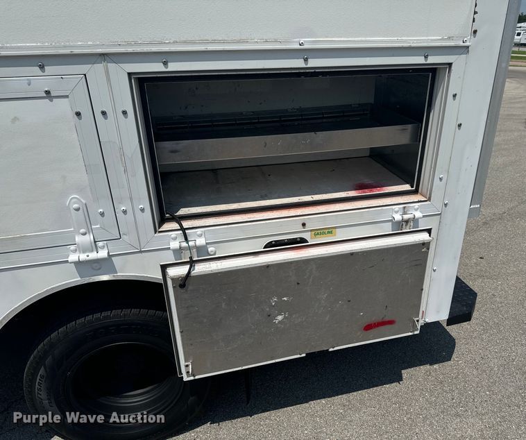 image for item DX1008 2016 Ford ECONOLINE box truck