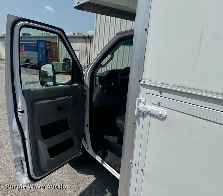 image for item DX1008 2016 Ford ECONOLINE box truck