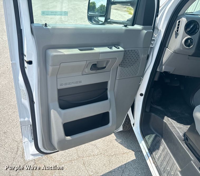 image for item DX1008 2016 Ford ECONOLINE box truck