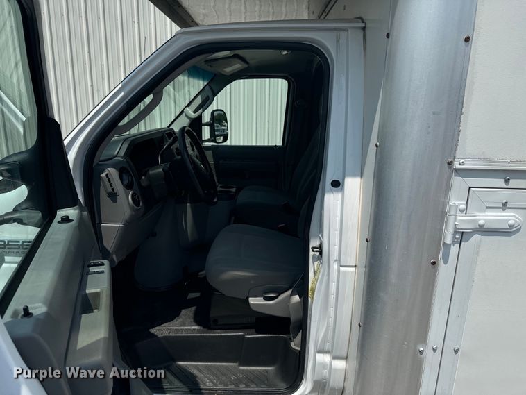image for item DX1008 2016 Ford ECONOLINE box truck